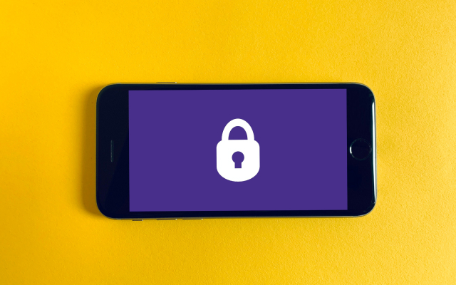 Celular mostrando um cadeado branco em fundo roxo